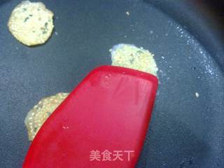 平底锅做小零食——香葱芝麻薄脆片的做法步骤:3