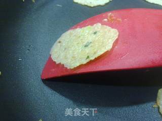 平底锅做小零食——香葱芝麻薄脆片的做法步骤:5