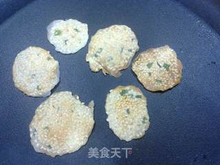 平底锅做小零食——香葱芝麻薄脆片的做法步骤:6