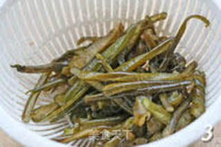 黄金海茸拌西芹的做法步骤:3