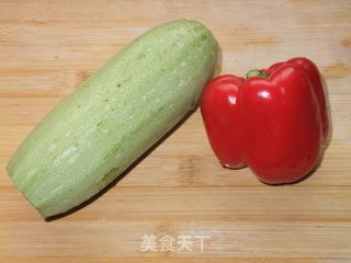 香菇红椒西葫芦的做法步骤：2