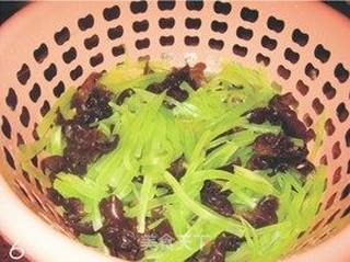 莴笋炒木耳的做法步骤:6
