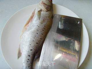 清蒸鲈鱼的做法步骤:2