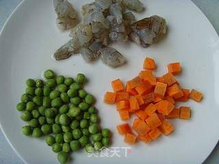 菠萝虾仁炒饭的做法步骤:2