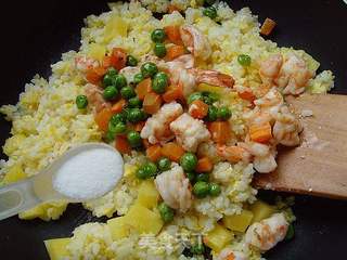 菠萝虾仁炒饭的做法步骤:7