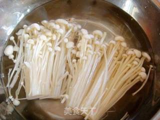 蒜香金针菇五花肉卷的做法步骤：2