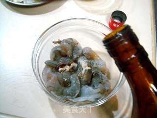 春季养生菜“桃仁炒虾球”的做法步骤：3