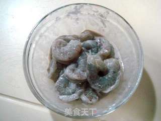 春季养生菜“桃仁炒虾球”的做法步骤：4