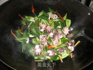蚝油尖椒炒章鱼仔的做法步骤:6