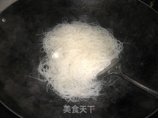 三丝炒米粉的做法步骤:2
