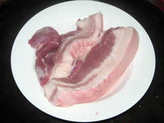 简单的蒜苗红烧肉的做法步骤:2