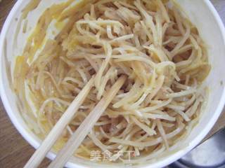 百样搭配的小菜-----鸭蛋咸菜饼的做法步骤：4