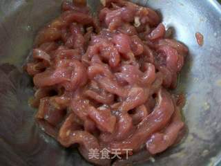 里脊肉炒蒜薹的做法步骤:2