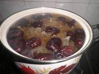 红枣桂圆银耳羹的做法步骤:4