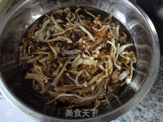 西瓜皮炖颈骨的做法步骤:2