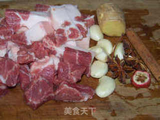胡萝卜红烧肉的做法步骤：1