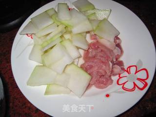 鲜美小鱼冬瓜汤的做法步骤：2