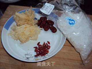 银耳红枣糖水的做法步骤：1