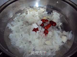 银耳红枣糖水的做法步骤：3