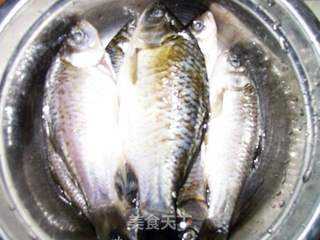 红烧鲫鱼的做法步骤：1