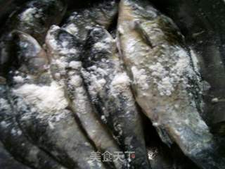 红烧鲫鱼的做法步骤：2