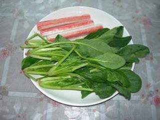 菠菜炒蟹棒的做法步骤：1