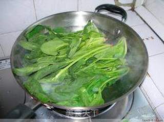 菠菜炒蟹棒的做法步骤:2