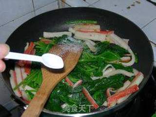 菠菜炒蟹棒的做法步骤：9