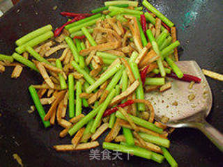 蒜薹炒香干的做法步骤：5