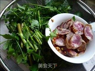 野芹菜炒香肠的做法步骤：2
