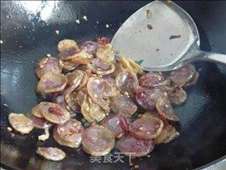 野芹菜炒香肠的做法步骤：3