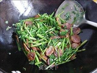 野芹菜炒香肠的做法步骤：5
