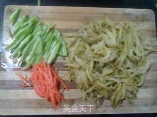 佐粥小菜炒榨菜丝的做法步骤：1