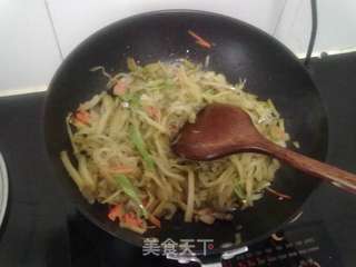 佐粥小菜炒榨菜丝的做法步骤：3