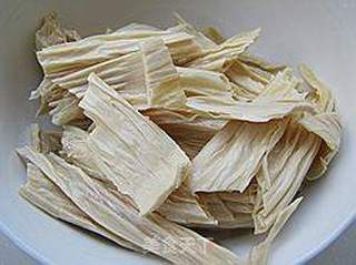 简单的不能再简单----莴苣炒腐竹的做法步骤:2