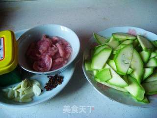 西葫芦小炒肉的做法步骤：1
