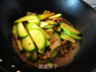 西葫芦小炒肉的做法步骤：8