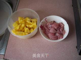 菠萝咕噜肉的做法步骤：1