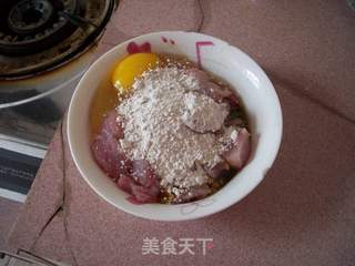 菠萝咕噜肉的做法步骤:2