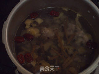 黑豆天麻老母鸡汤的做法步骤:5