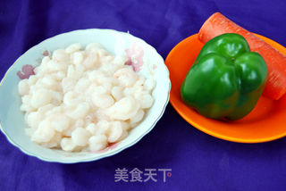 三色虾仁的做法步骤：1