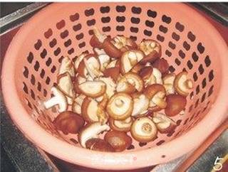 香菇啤酒鸭的做法步骤:5