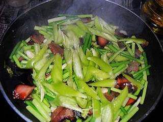 蒜薹小炒的做法步骤：7