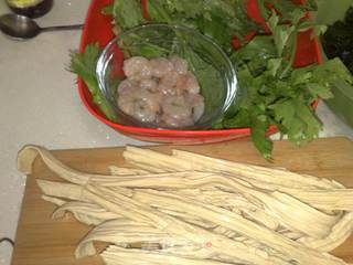 【平淡的幸福】芹菜叶炒腐竹的做法步骤：1