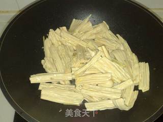 【平淡的幸福】芹菜叶炒腐竹的做法步骤：5