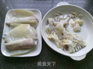 【酸辣墨鱼】的做法步骤:2