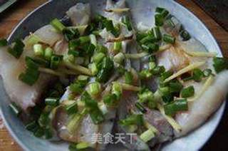 吃了还想再吃的--清蒸鸦片鱼头的做法步骤:4