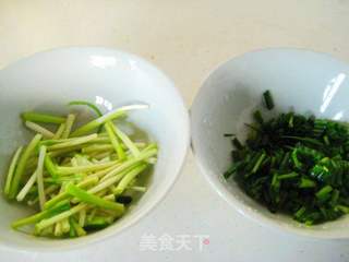 葱香野生小鲫鱼的做法步骤:2
