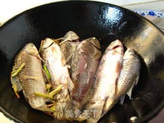 葱香野生小鲫鱼的做法步骤:5