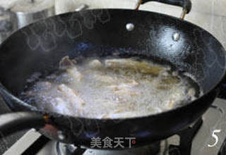 给小朋友的春季补钙长个餐 糖醋薰小鲫鱼的做法步骤:5